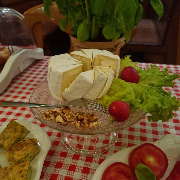  Buffet con alzata fi formaggio, pomodori e frittata di zucchine  #colazioni #hotelvittoria